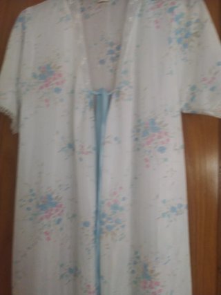 Bata blanca con flores rosas y azules