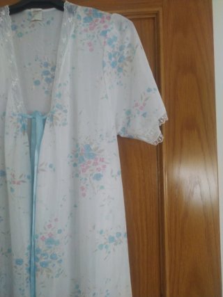 Bata blanca con flores rosas y azules