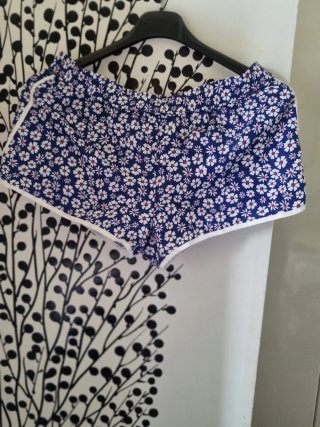 Pantaloncini donna fantasia fiori