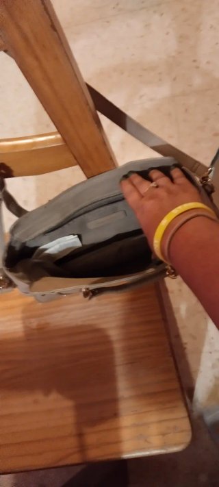 Bolso de piel gris hombro mediano