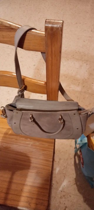 Bolso de piel gris hombro mediano