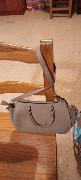 Bolso de piel gris hombro mediano