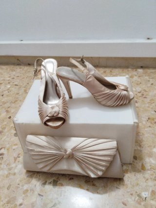 Conjunto bolso y zapatos fiesta beige/dorado