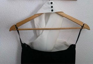 Vestido largo negro con cuello halter blanco