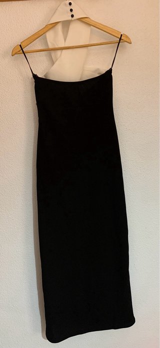 Vestido largo negro con cuello halter blanco