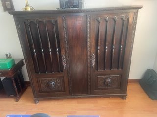 Mueble de madera oscuro tallado