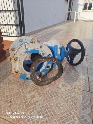 Válvula industrial azul con volante