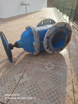 Válvula industrial azul con volante