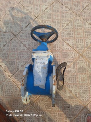 Válvula industrial azul con volante