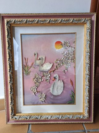 Cuadro de cisnes con flores y sol tridimensional