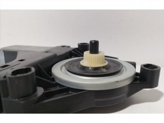 MOTOR ELEVALUNAS DELANTERO DERECHO 966269102 7705