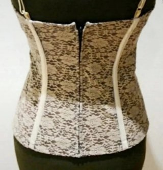 Corsé de encaje con ballenas