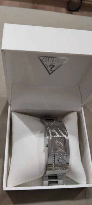 Reloj Guess Plateado con Cristales