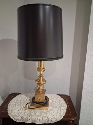 Lámpara de salón dorada y negra