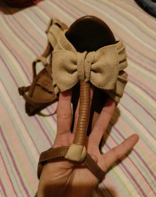 Sandalias de tacón beige y marrón