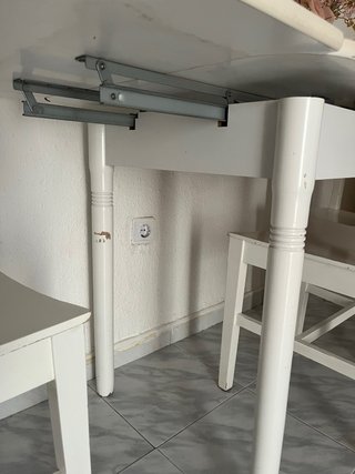 Mesa y 4 Sillas Blancas