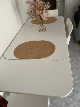 Mesa y 4 Sillas Blancas