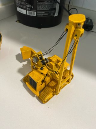 2 Grúasde juguete antiguas Caterpillar y JCB