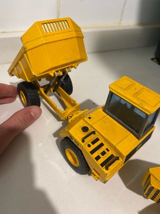 2 Grúasde juguete antiguas Caterpillar y JCB