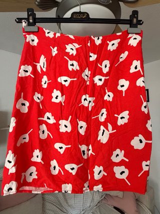 Falda Naf Naf Estampada Roja T42 con etiquetas