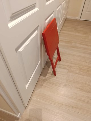 Mesa plegable roja de madera