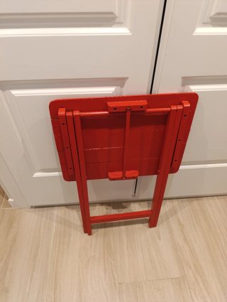 Mesa plegable roja de madera