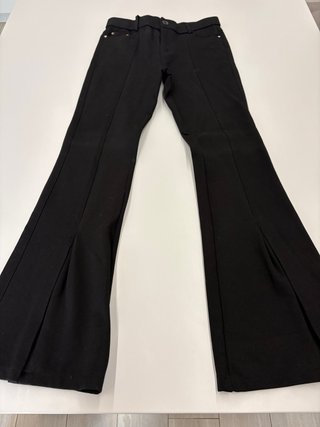 Pantalón negro acampanado elástico