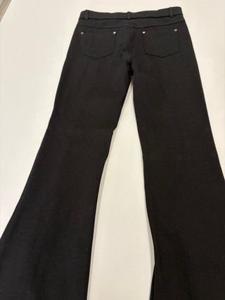 Pantalón negro acampanado elástico