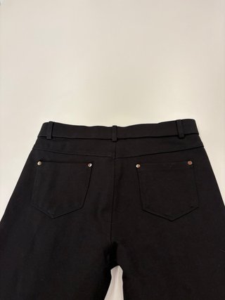 Pantalón negro acampanado elástico