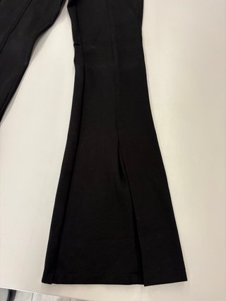 Pantalón negro acampanado elástico