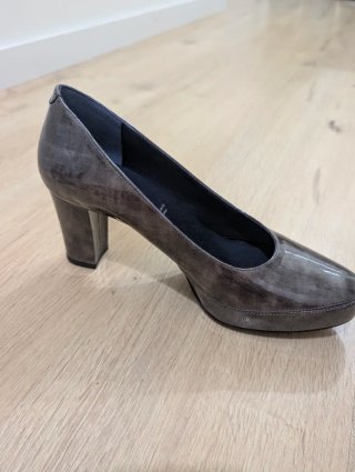 Zapatos Dorking charol tacón medio grises