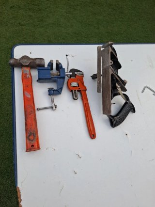 Herramientas varias: martillo, llave y tornillo