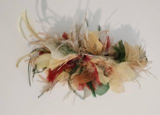 Broche/Tocado multicolor de Plumas Madrina/Fiesta