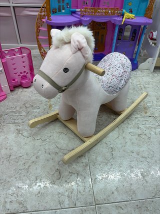 Caballo balancín rosa con asiento estampado