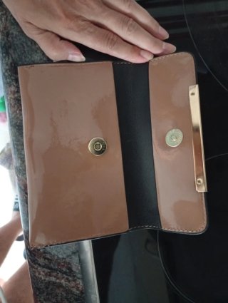 Monedero beige con detalle dorado