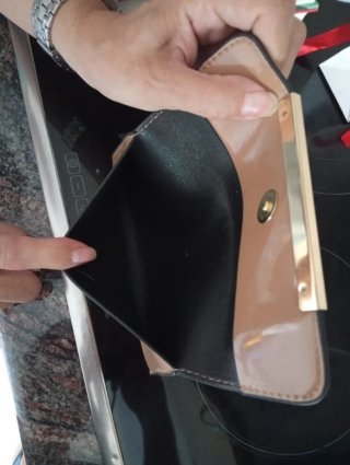 Monedero beige con detalle dorado