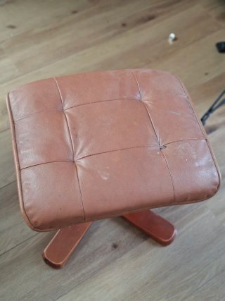 Sillón reclinable marrón con taburete