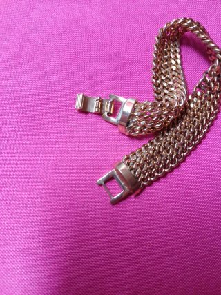 Pulsera de cadena dorada