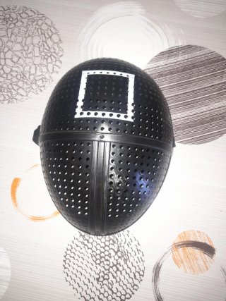 Careta de disfraz negra del juego del calamar