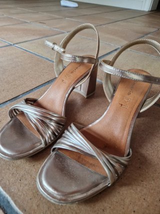 Sandalias doradas tacón ancho Talla 41.