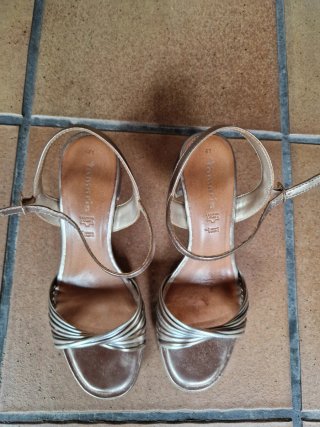 Sandalias doradas tacón ancho Talla 41.