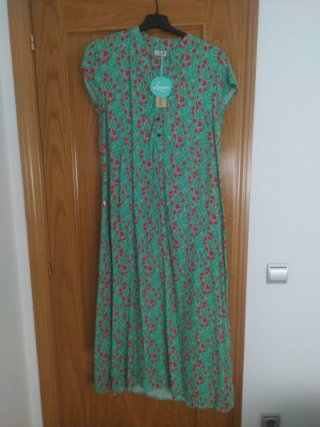 Vestido verde con estampado floral rojo