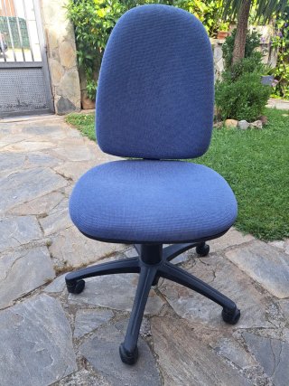 Silla de oficina azul y negra