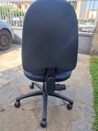 Silla de oficina azul y negra