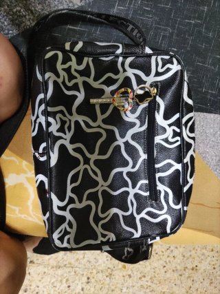 Bolso Negro con Diseño Blanco y Llavero