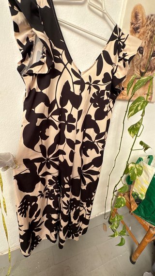 Mono estampado floral beige y negro