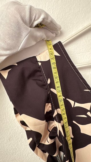 Mono estampado floral beige y negro