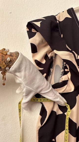 Mono estampado floral beige y negro
