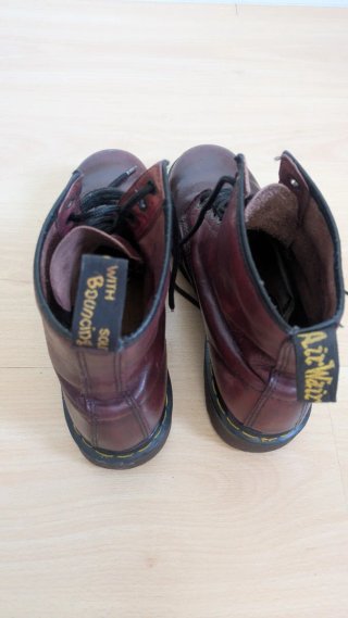 Botas Dr. Martens granates.