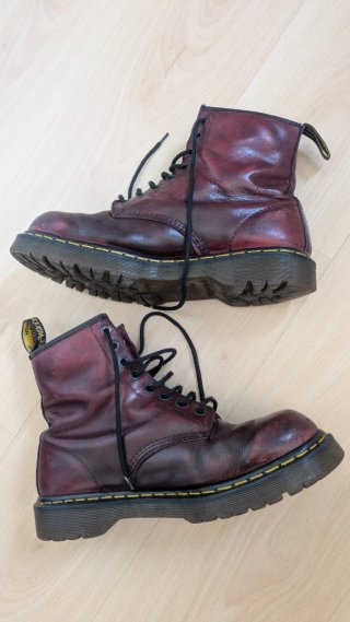 Botas Dr. Martens granates.